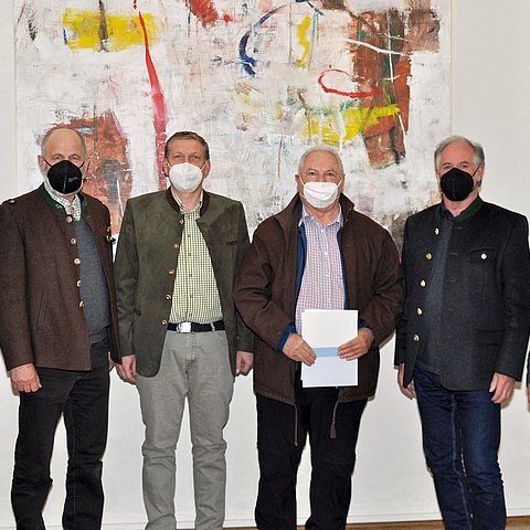 Von links: Bezirkshauptmann Christoph Platzgummer, Bezirksjägermeister Michael Lamprecht, Hegemeisterstellvertreter Helmut Mauracher, Alt-Hegemeister Othmar David, der neue Hegemeister Franz Egger und der Jagdreferent der BH Kufstein, Anton Schlemaier.