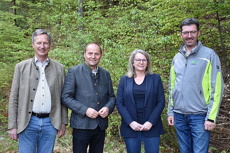 Gruppenfoto im Wald von Josef Fuchs, Landeshauptmannstellvertreter Josef Geisler, Bürgermeisterin der Gemeinde Buch Marion Wex und Leiter der Sektion Tirol der Wildbach- und Lawinenverbauung.