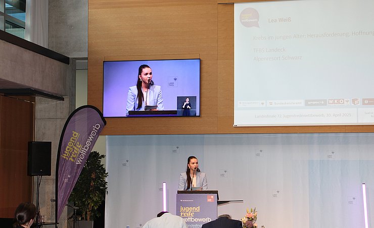 Jugendliche spricht vor Publikum