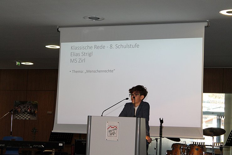 Jugendlicher spricht in Mikrofon