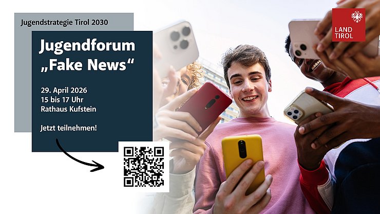 Jugendliche, die im Kreis stehen und ihre Smartphones in den Händen halten.