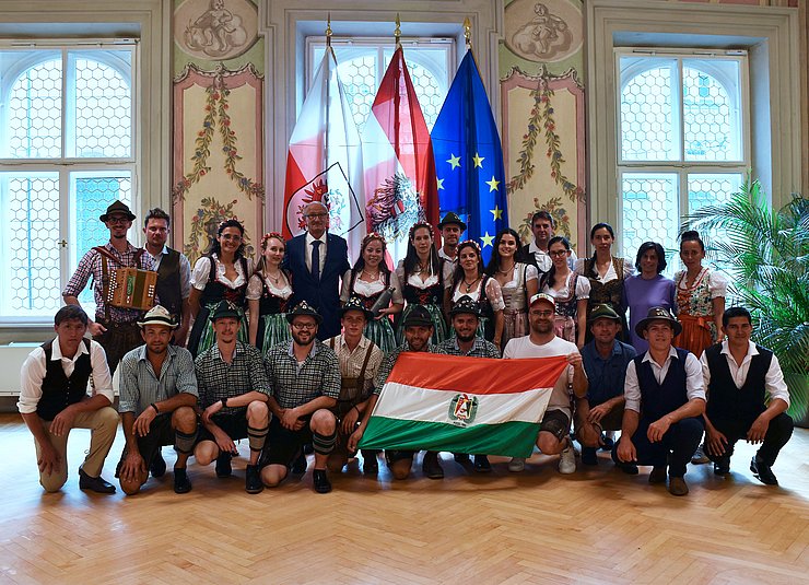 Gruppenfoto von Landeshauptmann Mattle mit dem Obmann des Freundeskreises für Pozuzo und der Tanzgruppe