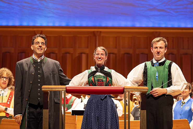 (Im Bild von li.): Großer Applaus für die Dirigenten Franco Puliafito (Trentino), Manuela Lusser (Tirol) und Hannes Schrötter (Südtirol) in Toblach. 