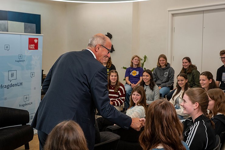 © Land Tirol/Jovanovic Zwei Menschen schütteln sich die Hände.