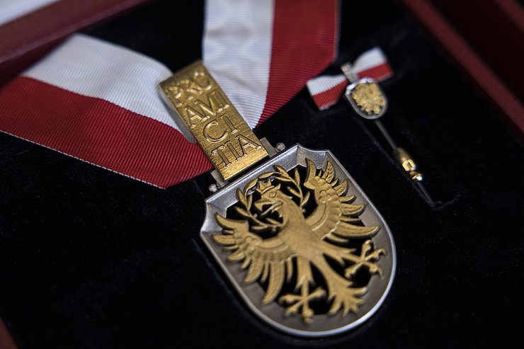 Nahaufnahme des Großen Tiroler Adler-Ordens.
