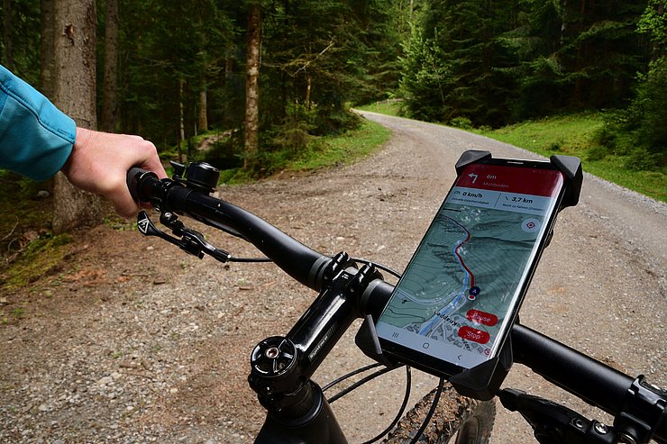© Bergwelt Tirol Radlenker mit Handy und der Radapp Tirol darauf