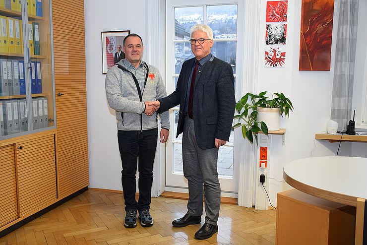 Bürgermeister-Stellvertreter Franz-Josef Errath und BH Siegmund Geiger geben sich die Hand.
