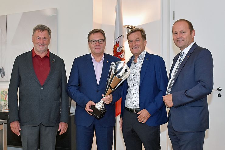 LH Platter überreicht den Euregio Fußball Cup Pokal an Präsident Sepp Geisler: v.l.n.r. Sponsor Hannes Kerschdorfer, LH Platter, Präsident Geisler, LHStv Geisler