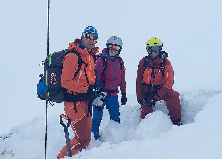 Patrick Nairz und Norbert Lanzanasto vom Lawinenwarndienst des Landes Tirol mit Landesrätin Astrid Mair bei der Arbeit im alpinen Gelände.