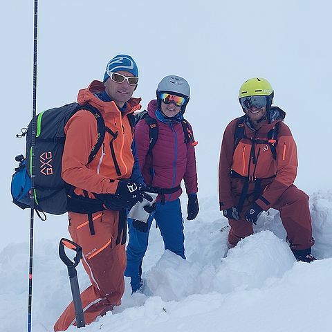 Patrick Nairz und Norbert Lanzanasto vom Lawinenwarndienst des Landes Tirol mit Landesrätin Astrid Mair bei der Arbeit im alpinen Gelände.