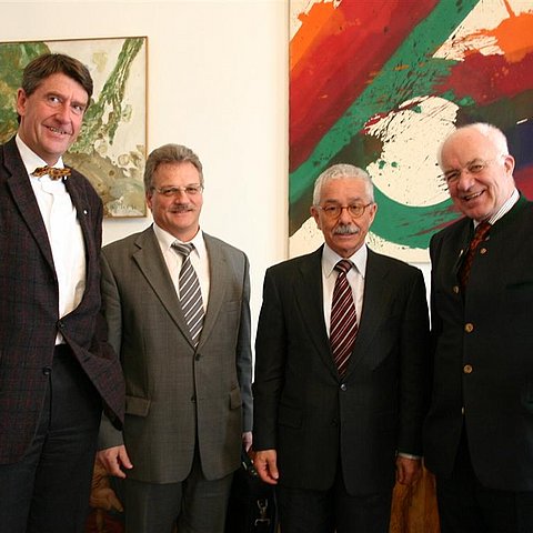 Im Bild (v.l.n.r.): Honorarkonsul Univ.-Prof. Dipl.Ing. Christoph Martin Achammer, Botschaftsrat Kurt Meier und Landtagspräsident Herwig van Staa.