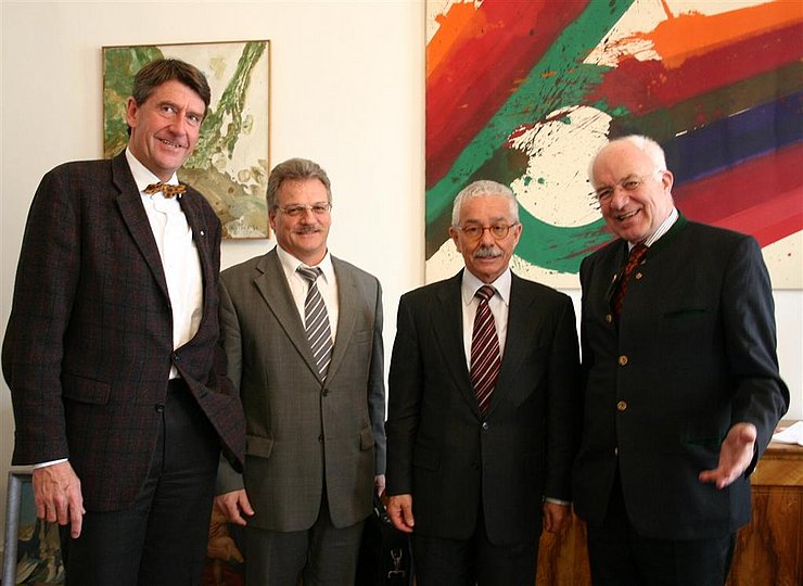 Im Bild (v.l.n.r.): Honorarkonsul Univ.-Prof. Dipl.Ing. Christoph Martin Achammer, Botschaftsrat Kurt Meier und Landtagspräsident Herwig van Staa.