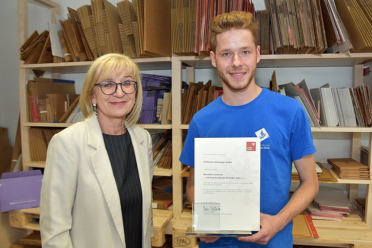 Arbeits- und Bildungslandesrätin Beate Palfrader gratulierte Alexander Lechthaler zum "Lehrling des Monats November 2022".