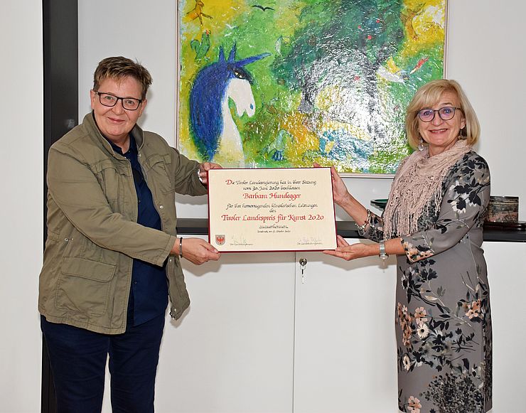Kulturlandesrätin Beate Palfrader gratulierte Schriftstellerin und Lyrikerin Barbara Hundegger zum "Landespreis für Kunst 2020".