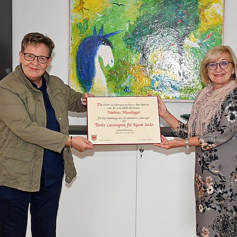 Kulturlandesrätin Beate Palfrader gratulierte Schriftstellerin und Lyrikerin Barbara Hundegger zum "Landespreis für Kunst 2020".