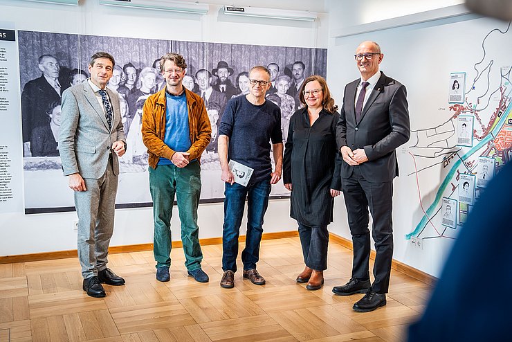 Zeigen sich erfreut über den großen Andrang bei der Leokadia-Ausstellung (v. l.): Landesamtsdirektor Herbert Forster, die beiden Ausstellungskuratoren Dominik Markl und Niko Hofinger, Hilde Strobl (Kuratorin der Rahmenausstellung „Vom Gauhaus zum Landhaus“) und LH Anton Mattle.