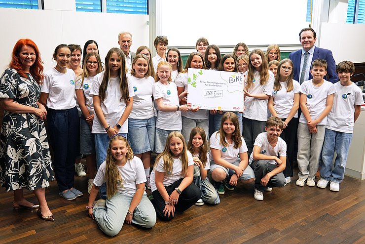 Für ihre Initiative „Sei Stromschlau!“ wurde die 2. Klasse der Praxismittelschule Zams der KPH Edith Stein mit dem Hauptpreis ausgezeichnet – im Bild mit Manuela Waldner, Vizerektorin der KPH Edith Stein (4. v. l.).