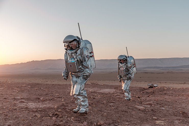 Analog-Astronautinnen beim Außenbordeinsatz während der Mars-Analog-Mission AMADEE-20.