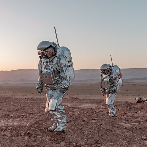 Analog-Astronautinnen beim Außenbordeinsatz während der Mars-Analog-Mission AMADEE-20.