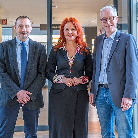 Stellten den Regionalen Strukturplan Gesundheit (RSG) 2030 vor (v. l.): Gerhard Fülöp (Gesundheit Österreich GmbH), Gesundheitslandesrätin Cornelia Hagele und Bernhard Achatz (LSA-Vorsitzender ÖGK in Tirol). 