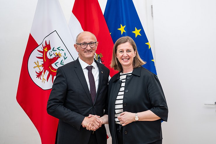 Zwei Personen, die sich die Hände schütteln 