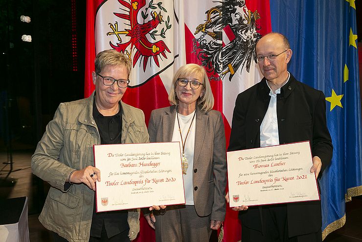 Den Tiroler Landespreis für Kunst erhielten im Jahr 2020 Barbara Hundegger und im Jahr 2021 Thomas Larcher. LRin Palfrader (Mitte) gratulierte herzlich. 