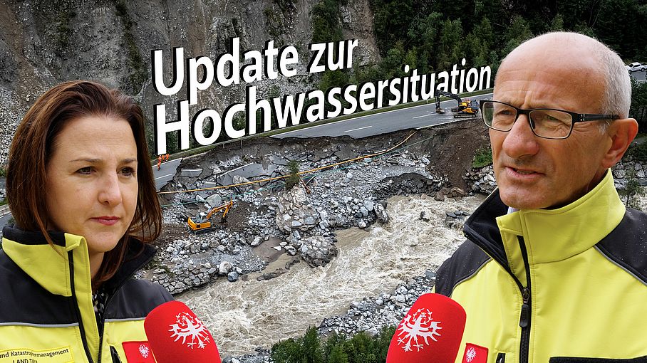 Aufräumarbeiten nach Hochwasser in Tirol