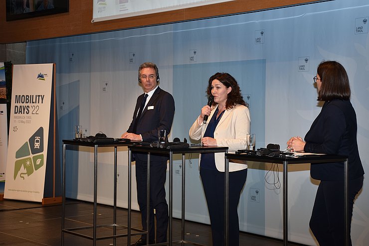 Die GesprächsteilnehmerInnen an Sprechpulten