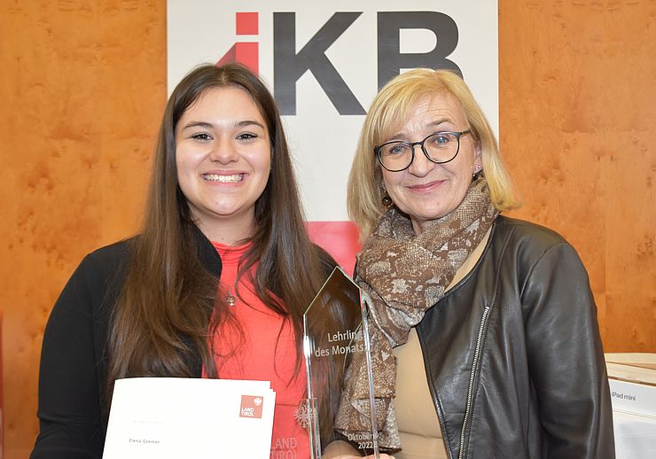 Arbeits- und Bildungslandesrätin Beate Palfrader gratulierte Elena Gremer zum "Lehrling des Monats Oktober 2022".