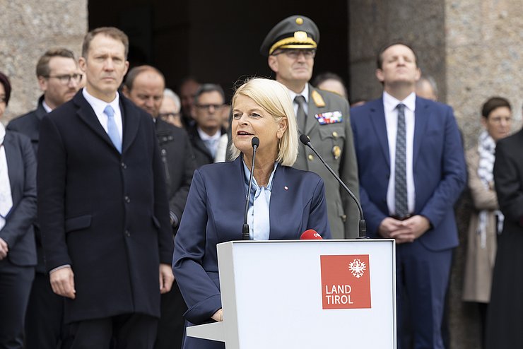 „Der Staatsvertrag war das Tor zur österreichischen Freiheit. Er steht sinnbildlich für ein demokratisches Österreich, das aus den Trümmern des Krieges gewachsen ist“, verlautbart Verteidigungsministerin Klaudia Tanner.