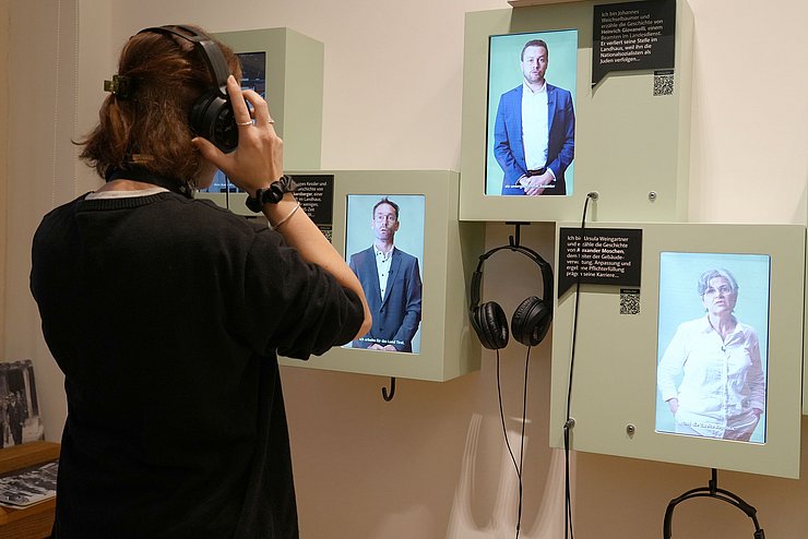 Eine Besucherin in der Ausstellung