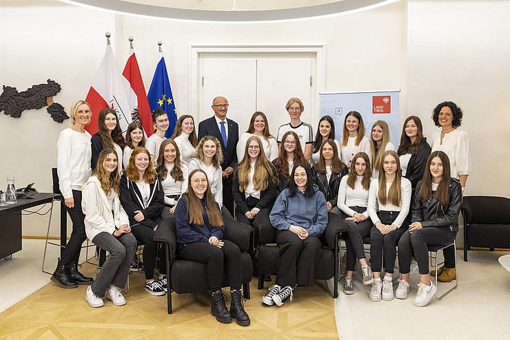 Gruppenfoto des Landeshauptmannes gemeinsam mit den SchülerInnen