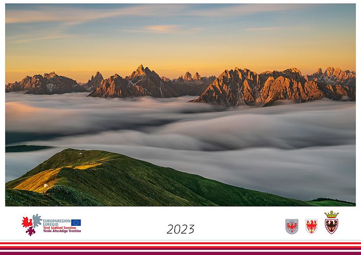 Deckblatt des Euregio-Kalenders 2023: Zu sehen ist eine Berglandschaft mit Nebelschwaden