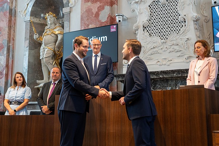 © Tiroler Landtag/Oswald LA Florian Klotz (li.) übernahm das vakante Landtagsmandat von Sonja Ledl-Rossmann und wurde von VP Dominik Mainusch angelobt.