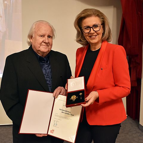 LRin Patrizia Zoller-Frischauf verlieh dem Künstler Helmut Millonig das Verdienstkreuz des Landes Tirol.