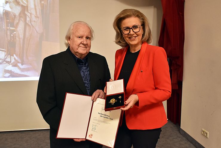 LRin Patrizia Zoller-Frischauf verlieh dem Künstler Helmut Millonig das Verdienstkreuz des Landes Tirol.