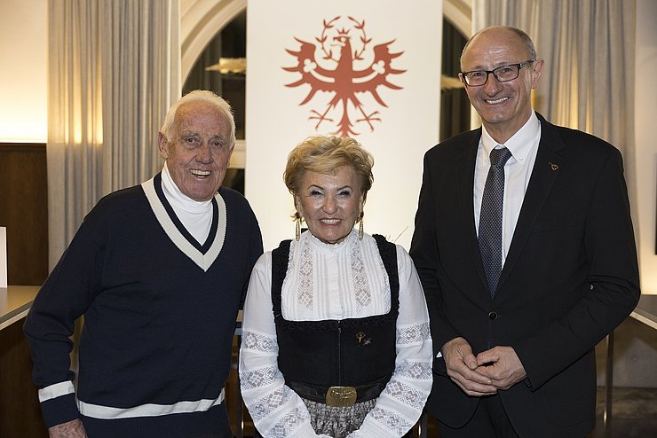 LH Anton Mattle mit Skilegende Ernst Hinterseer und Rosi Schipflinger von "Rosis Sonnbergstuben". 