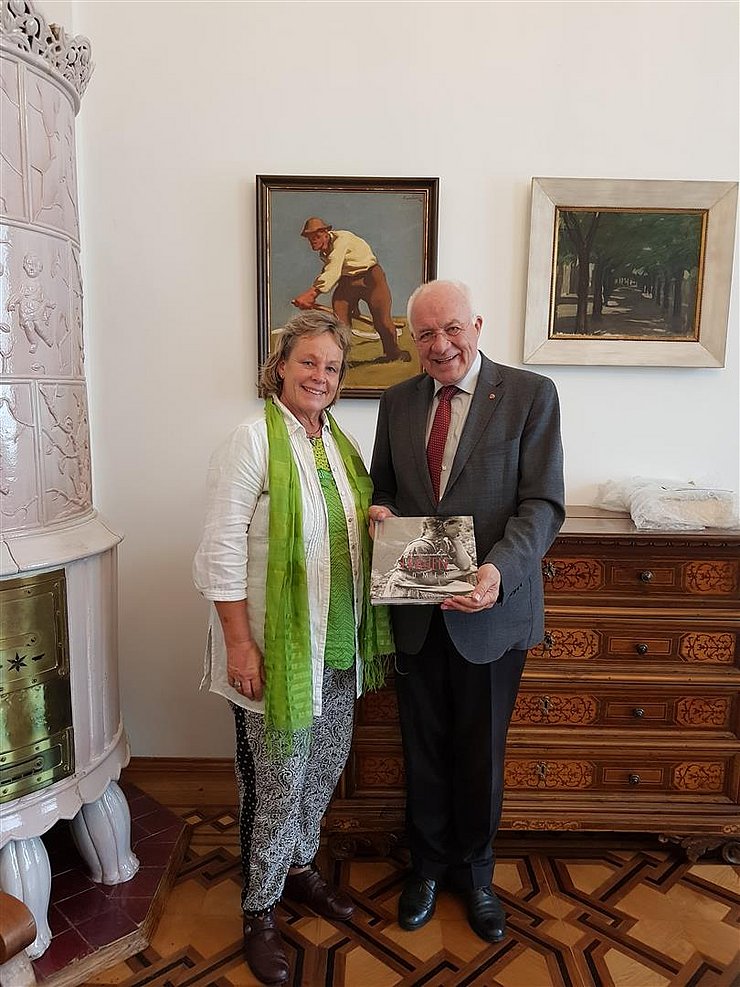 Die Buchautourin Irmtraud Hubatschek mit Landtagspräsident Herwig van Staa