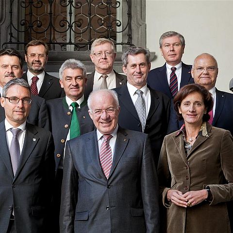 PräsidentInnen der Landtage Österreich und des Südtiroler Landtages auf den Stufen des Merkantilgebäudes in Bozen