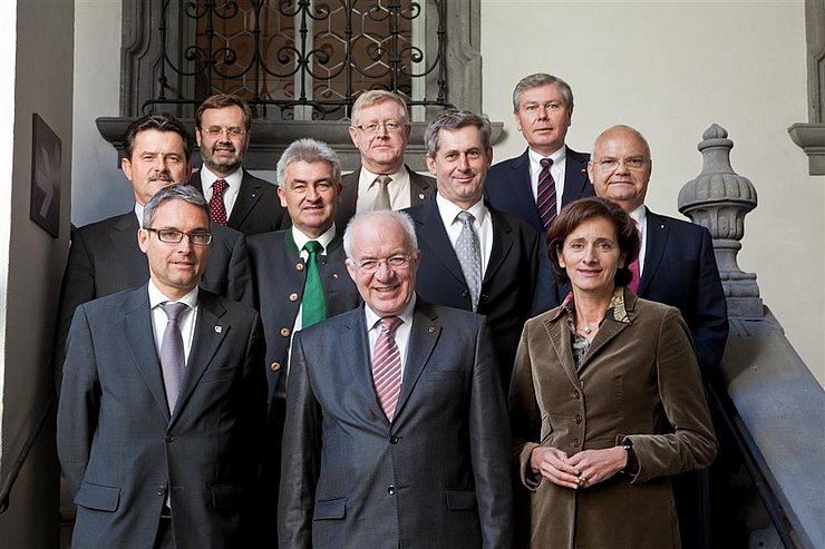 PräsidentInnen der Landtage Österreich und des Südtiroler Landtages auf den Stufen des Merkantilgebäudes in Bozen