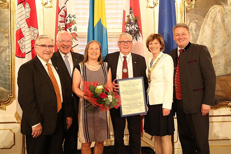 © IKM/Lercher BU: Bei der feierlichen Verleihung des Kaiser-Maximilian-Preises 2016 im Riesensaal der kaiserlichen Hofburg (v.l.): Präsident des KRGE und Laudator Jean-Claude Frécon, Landtagspräsident Herwig van Staa, Ingrid Hansson, Preisträger Anders Knape, Innsbruck