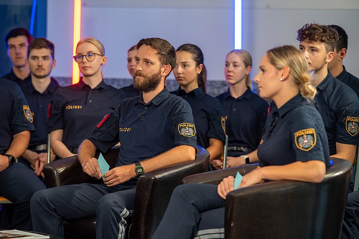 Zu sehen sind mehrere Polizeischülerinnen und -schüler.