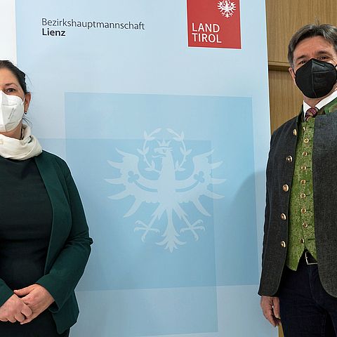 Bezirkshauptfrau Olga Reisner mit Bgm Dietmar Ruggenthaler.