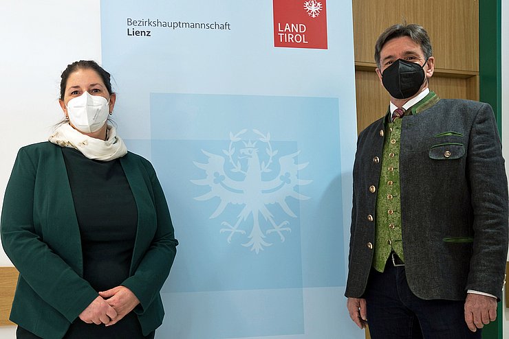 Bezirkshauptfrau Olga Reisner mit Bgm Dietmar Ruggenthaler.