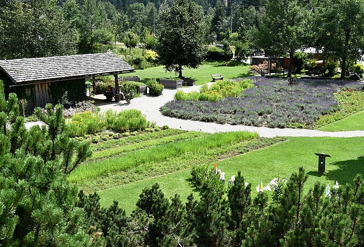 Blick in die Gartenanlage des "Vitalpinum. Wohlfühl- und Erlebnisgarten".