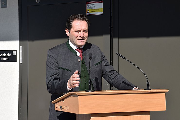 Bundesminister Totschnig bei seiner Rede vor der Schulmetzgerei.