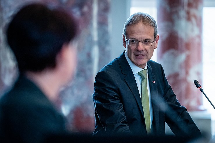 Professor Walter Obwexer erläuterte die rechtlichen Dimensionen eines möglichen LKW-Slot-Systems.