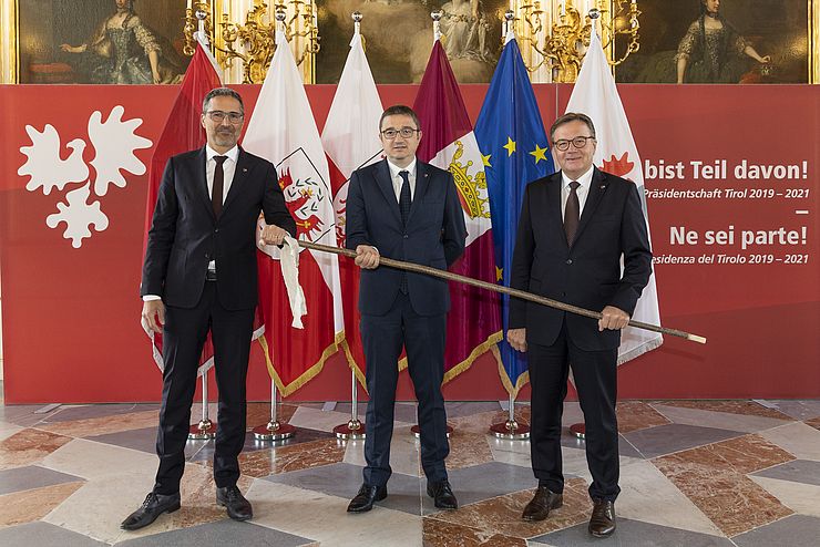 Der Euregio-Vorsitz geht von Tirol an das Trentino: Platter übergab den symbolischen Wanderstock an den nächsten Euregio-Präsidenten Fugatti.