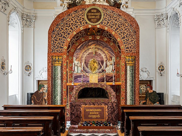 Das Kunstwerk wurde im Jugendstil errichtet.