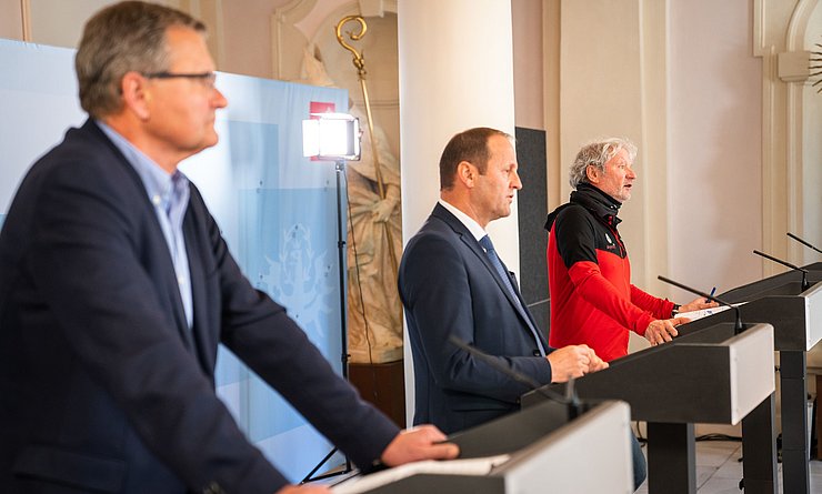 Die virtuelle Landespressekonferenz mitv. li. Andreas Ermacora (Präsident des Österreichischen Alpenvereins), LHStv Josef Geisler und Hermann Spiegl (Landesleiter Bergrettung Tirol).